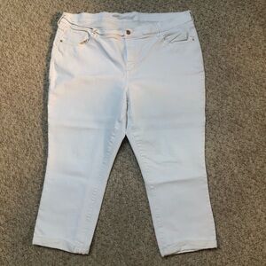 Women’s Old Navy white cropped jeans. Size 20